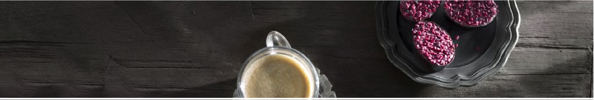Een sfeerbeeld van een kop koffie en chocola