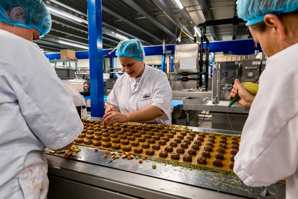 Een sfeerbeeld van een tropisch land waar cacao wordt verbouwd