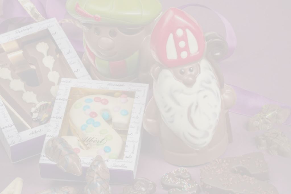 Een donkere achtergrond waar licht cacaobomen doorheen schemeren